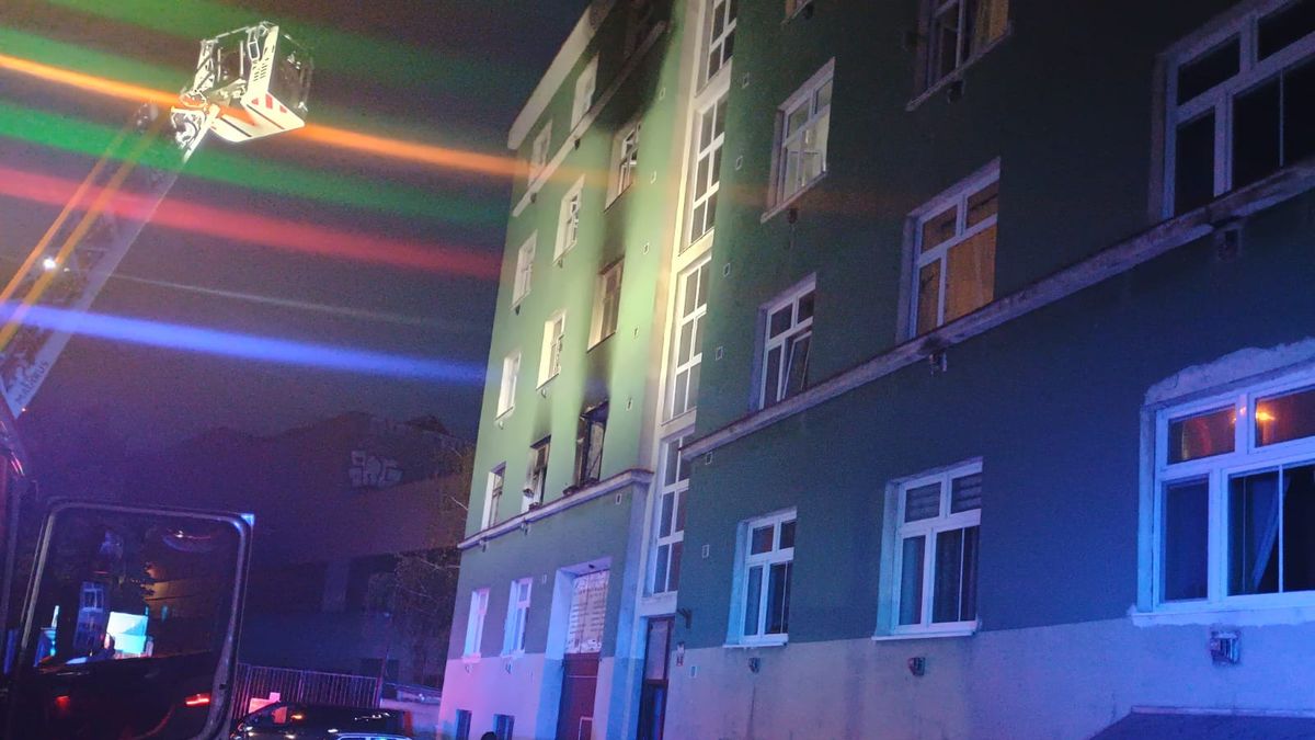 Hasiči v Brně nad ránem likvidovali požár bytu, deset lidí se nadýchalo kouře